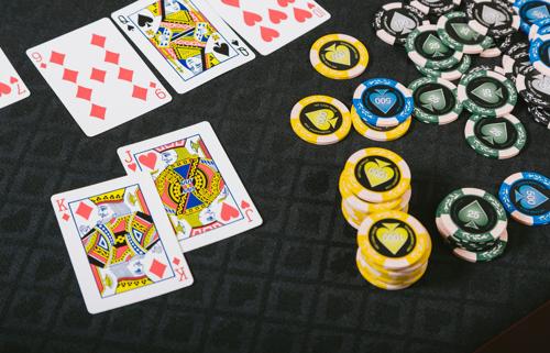 ポーカー親とは、ゲーム内での最初のディーラーを指す